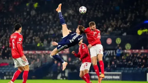 我国武术队在国际武术套路世界杯上荣获2银4铜佳绩