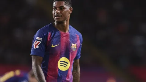 “在争议声中，拜仁球星支持下，汉斯·弗利克连任德国队主帅职务。”